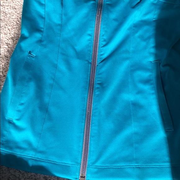 NWOT Women’s Under Armour Zip Up size SM/P - Picture 3 of 4